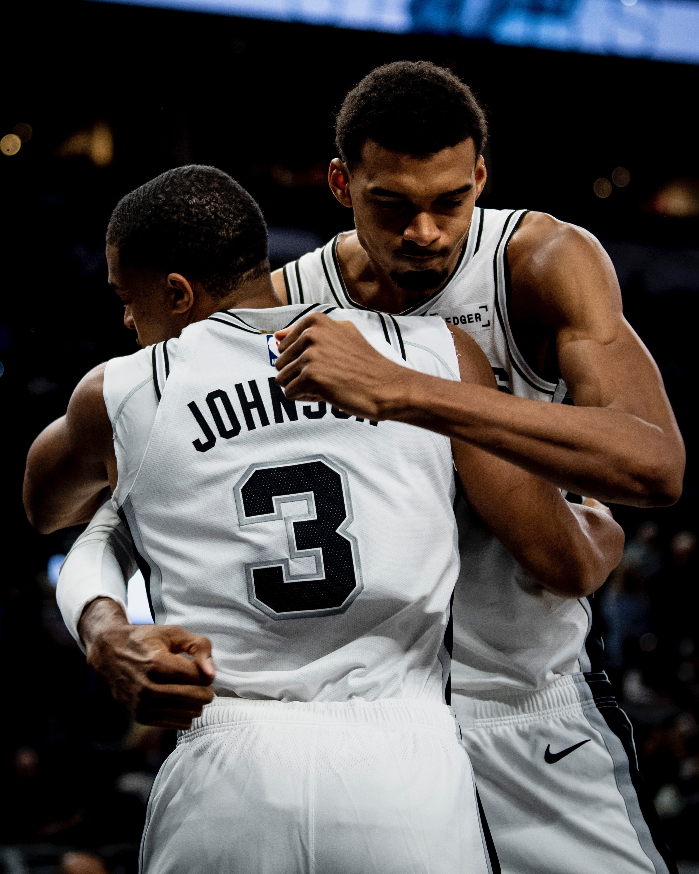 九游体育app-圣安东尼奥马刺加时末段队长鼓劲Ming连续二十场比赛得分超过大胜，这一次真的凯恩在勇士比赛中战术调整